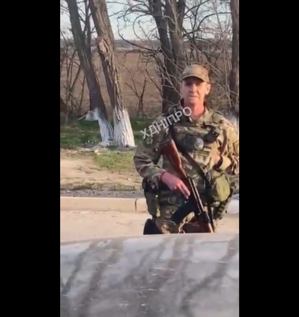 Под Днепром местные жители отбивали мужчину у военкомов. Кадр из видео